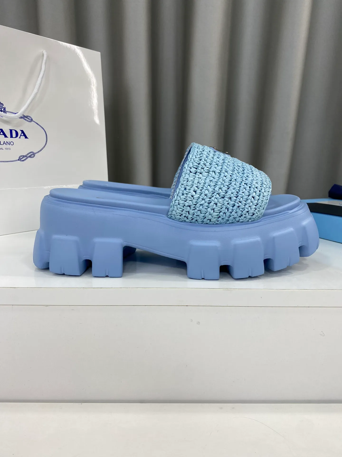 💕💕Factory direct selling price p460💕💕 Prada's latest tooth-woven thick-soled triangle buckle slippers☑️ Latest environmentally friendly PP material, fully handmade crochet, just like knitting sweaters, slow work and meticulous work, retro fashionable thick-soled shoes, with rubber uppers, making the whole pair of shoes light and comfortable. Bright colors, a variety of choices to meet the needs of fashionable people with different styles! The iconic metal triangle logo is paired with the shape of ancient beach slippers. Every design element is fashionable! Size: Women's 35-39 (34, 40, custom-made, non-returnable) Full set of counter original packaging